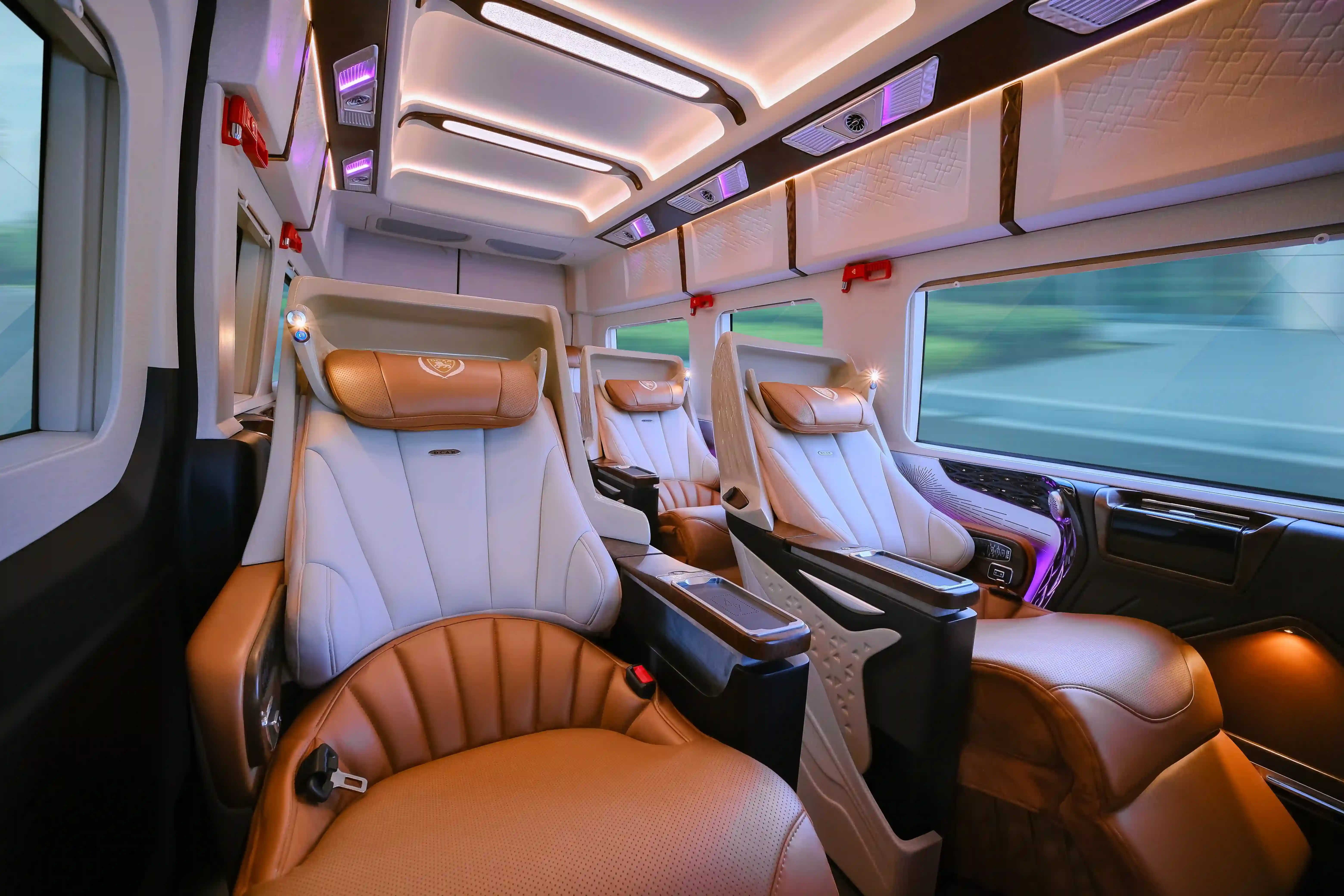 gia-xe-limousine-ford-transit-tai-ho-chi-minh-3