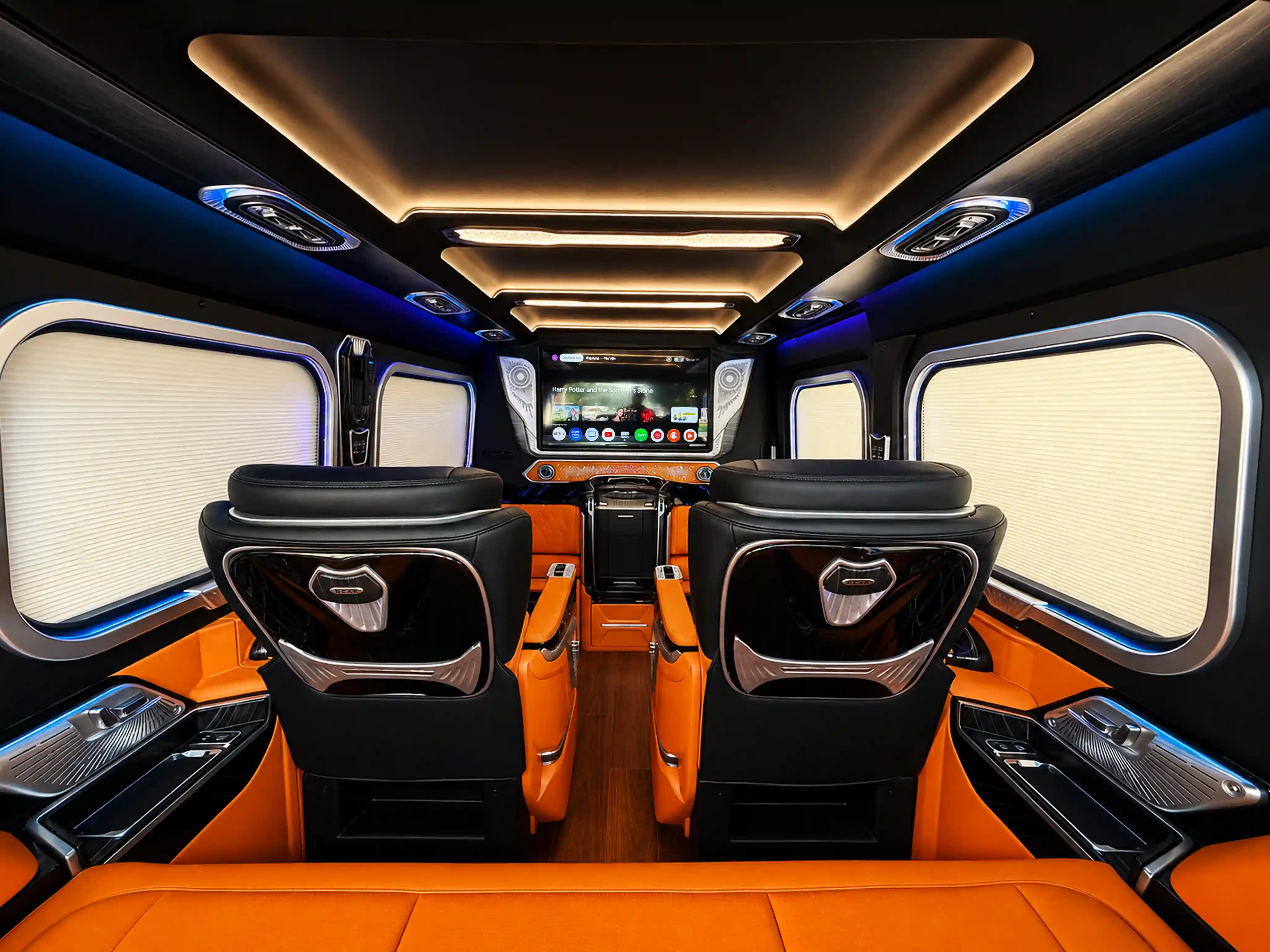 gia-xe-limousine-ford-transit-tai-ho-chi-minh-1