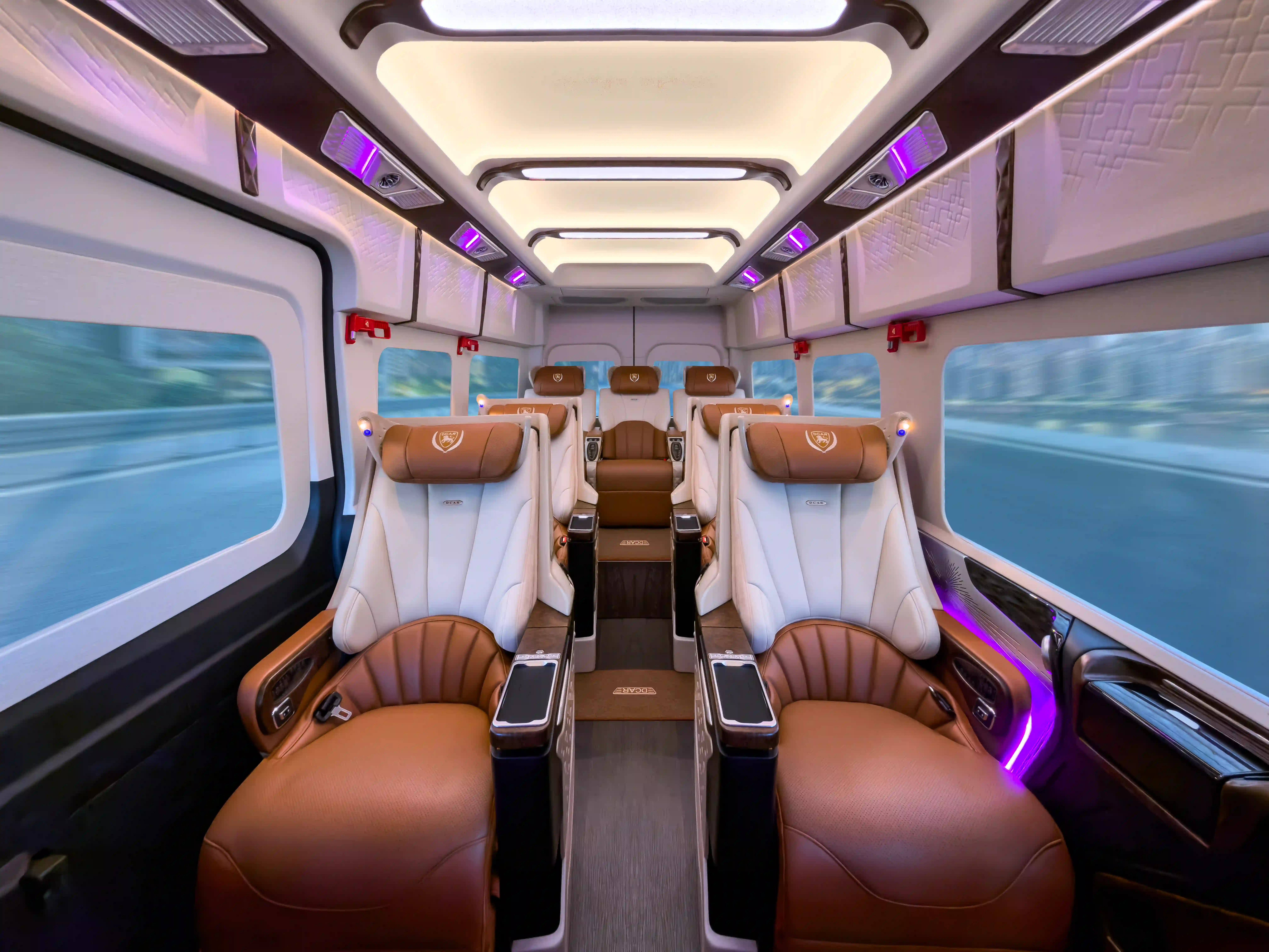 ford-transit-limousine-dcar-hang-thuong-dinh-2026