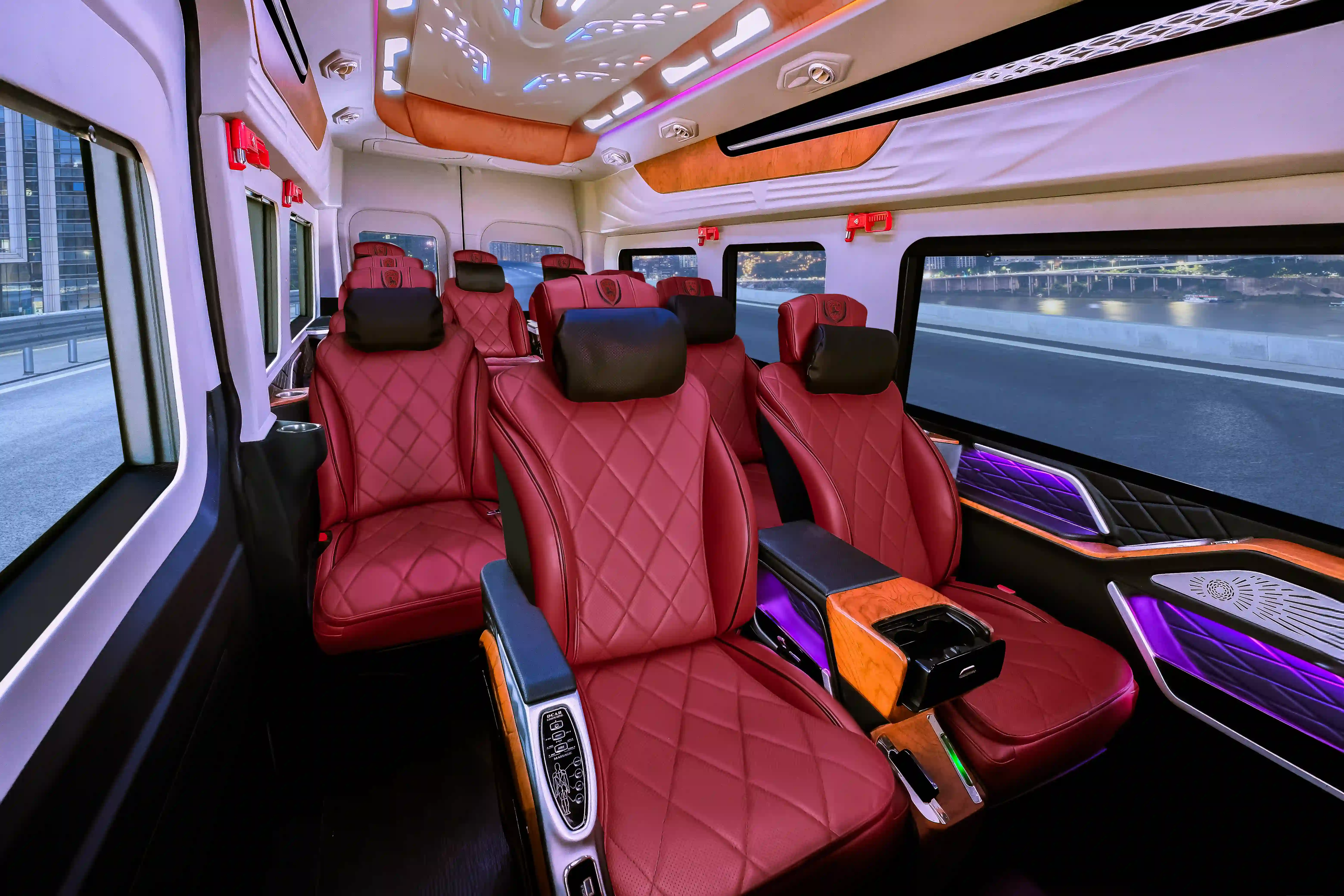 gia-xe-limousine-ford-transit-tai-ho-chi-minh-1-1