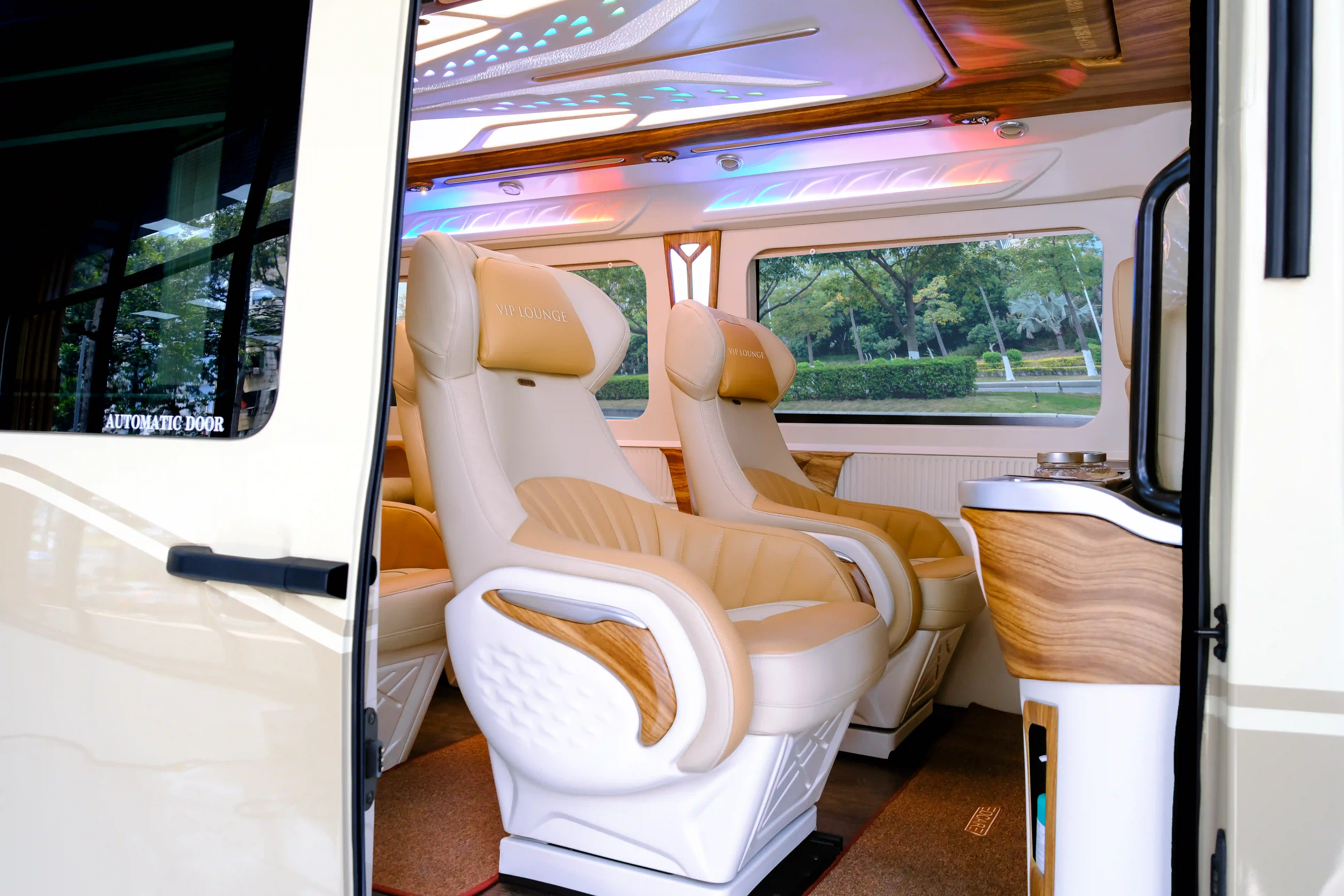 gia-xe-limousine-ford-transit-tai-ho-chi-minh-4