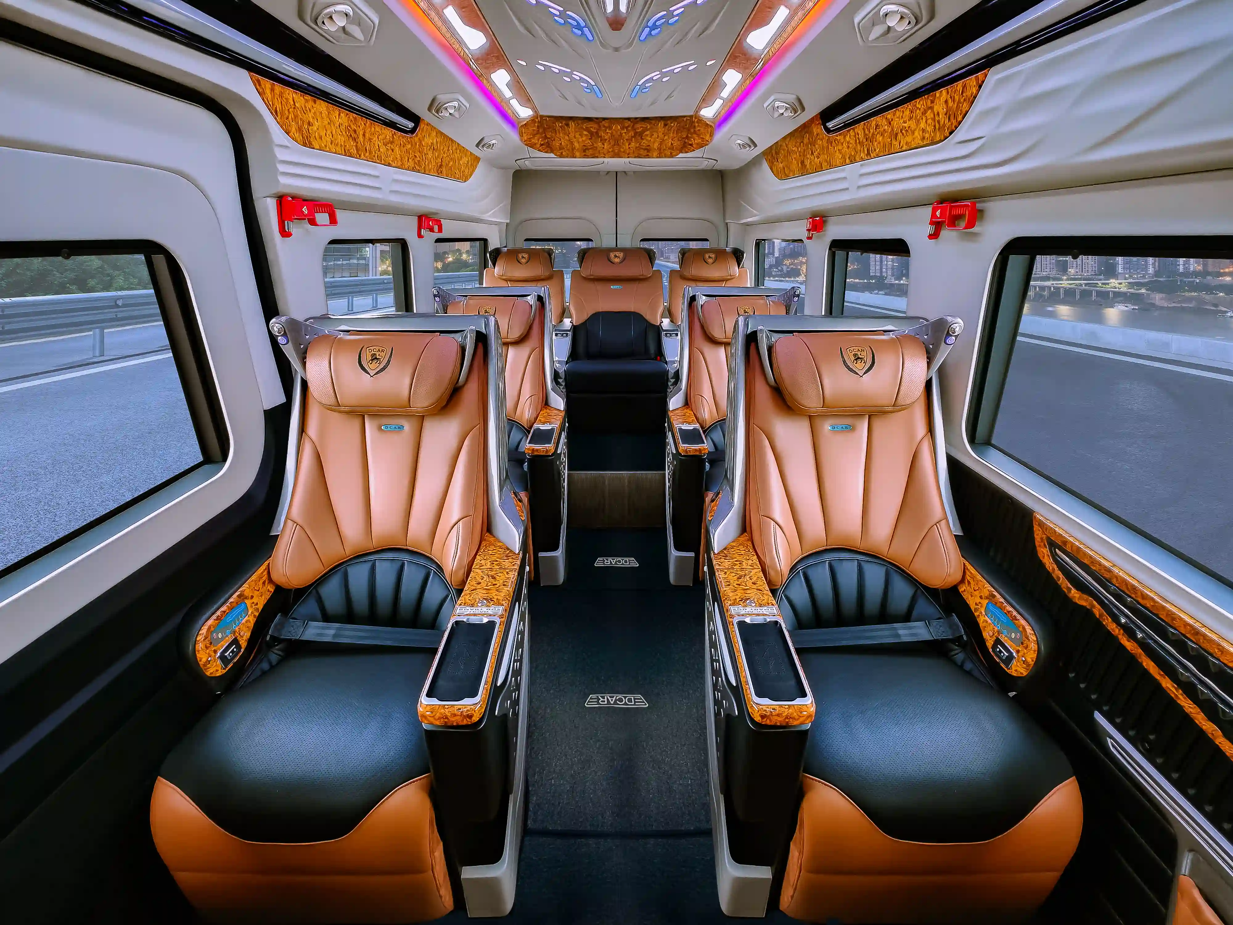 xe-10-cho-limousine-dcar-ford-transit-5