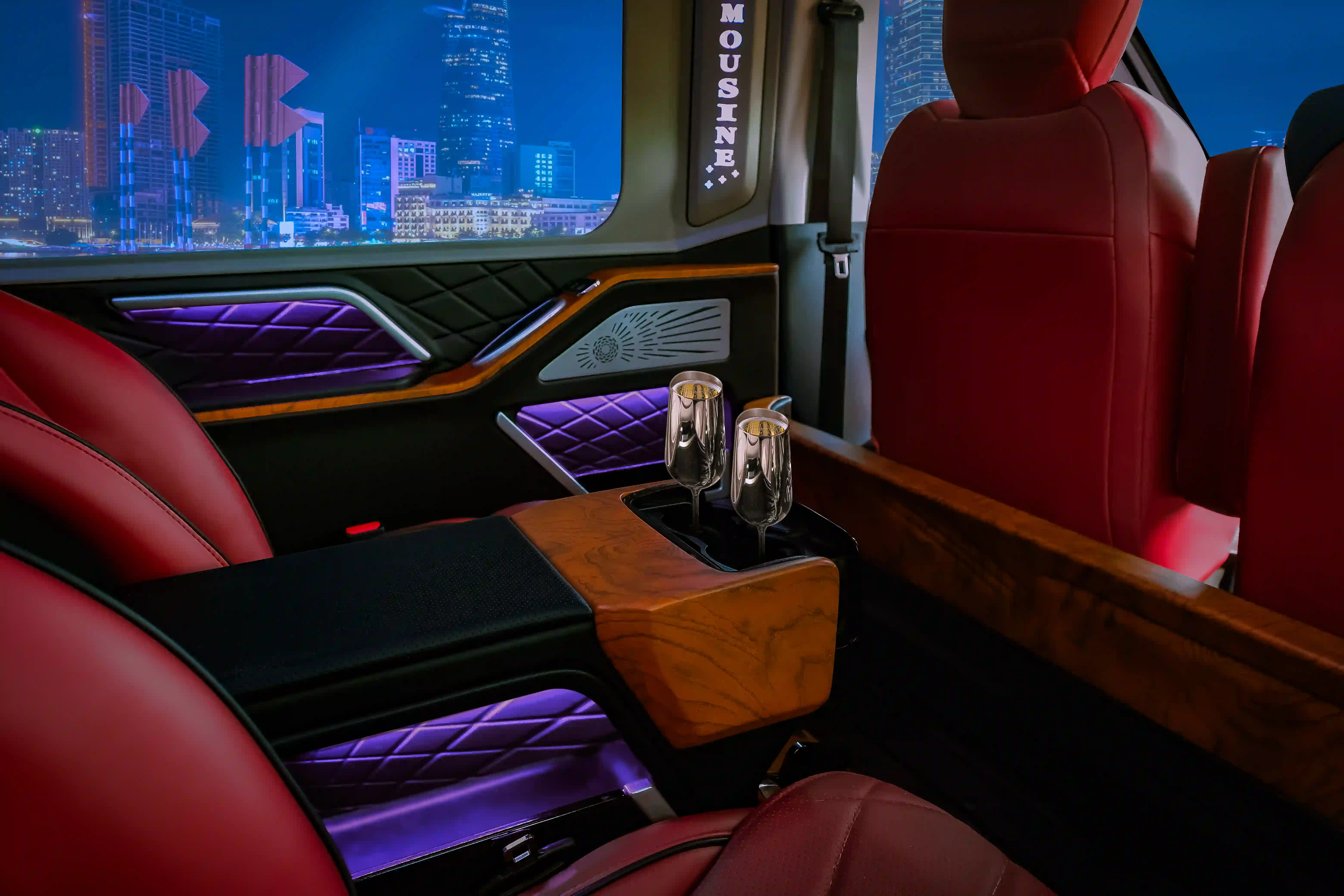 xe-12-cho-dcar-limousine-lua-chon-so-1-cho-doanh-nghiep-1